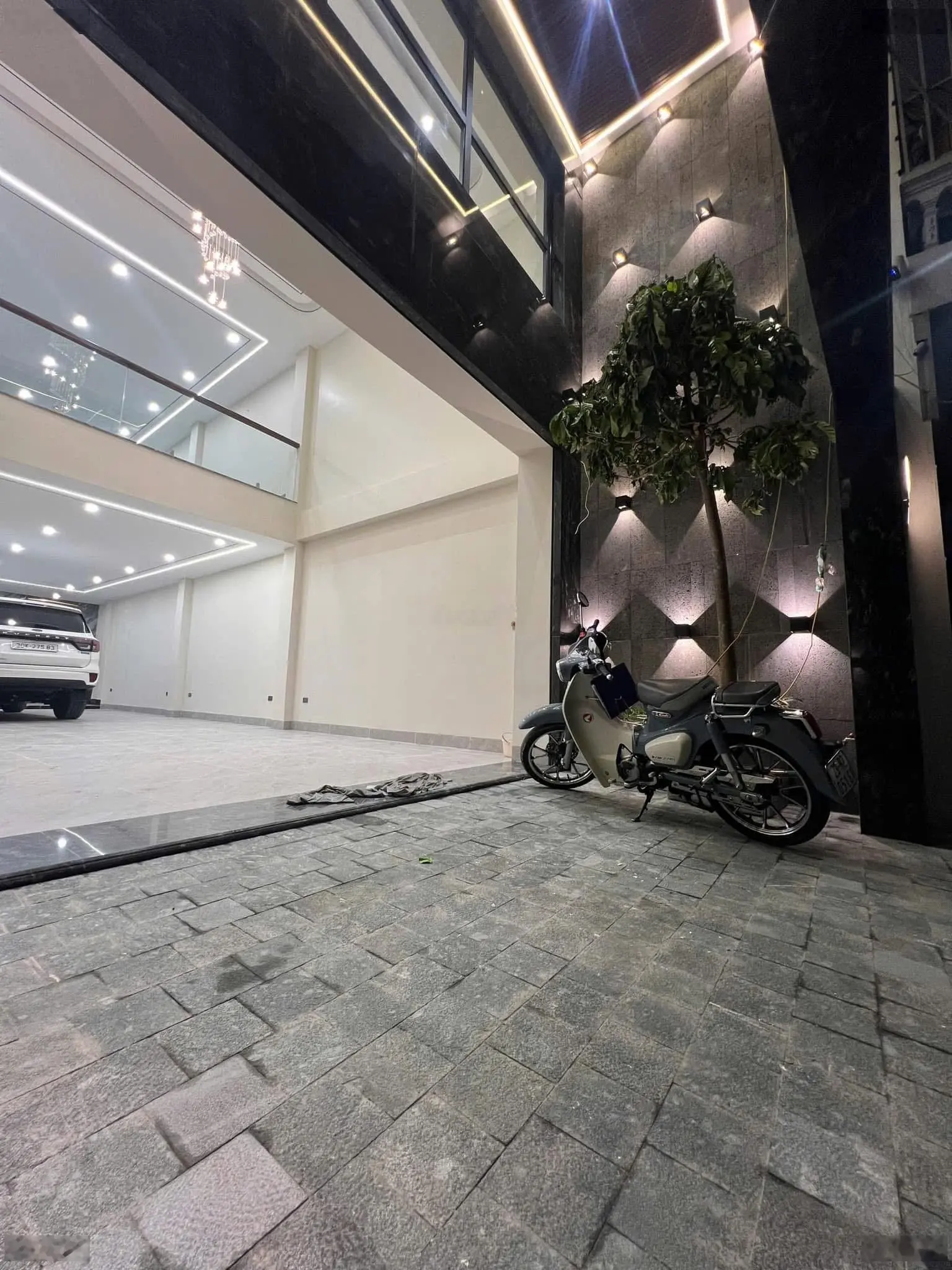 Nguyễn Văn Cừ 100m2, 8 tầng thang máy MT 5m ô tô 7 chỗ vào nhà ngõ thông cách mặt phố 15m
