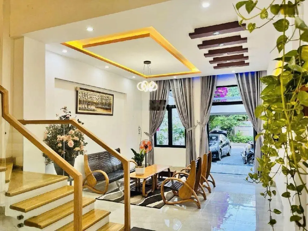 Bán nhà mặttiền d.7m5 sát biển mỹ khê-vị trí vip nhiều khách du lịch-145m2-4tầng-7pn-dthu 500tr/năm