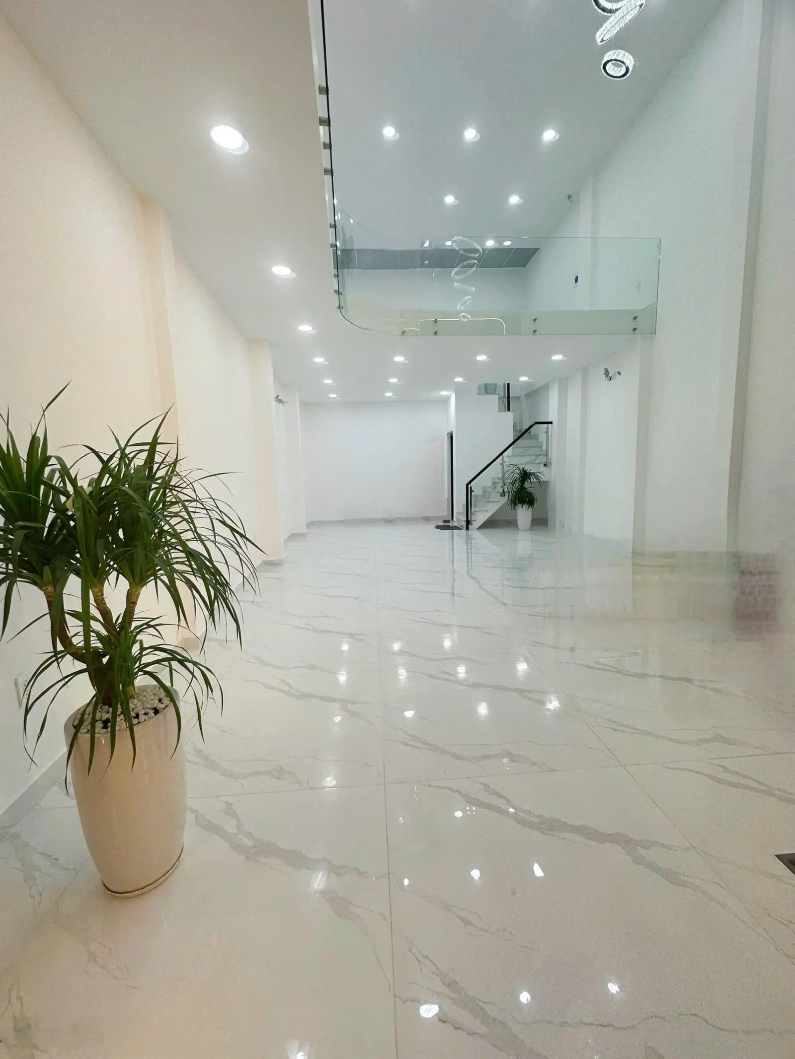 Bán nhà mặt tiền gần khu sân bay, Nguyễn Thái Bình, P. 4, Tân Bình, 5.5x11m, NH 6m, 16.5 tỷ/(TL)