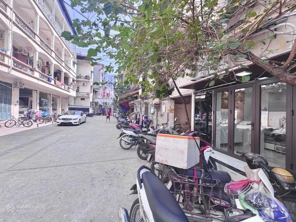 Cần Bán Căn Hộ Tập Thế Tầng 1 Mai Dịch-Đối Diện ĐH Thương Mại .3 Ngủ .2 Wc .Ô Tô Đỗ Cưa .Giá 3,9 Tỷ