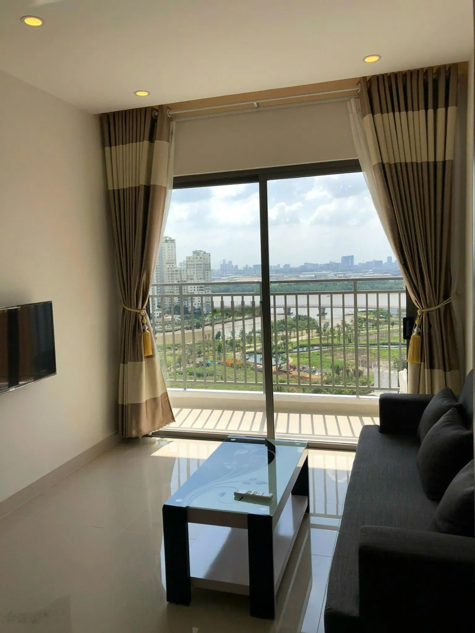 Bán căn hộ 2PN 76m2 dự án The Sun Avenue, Quận 2. LH 0909 239 ***