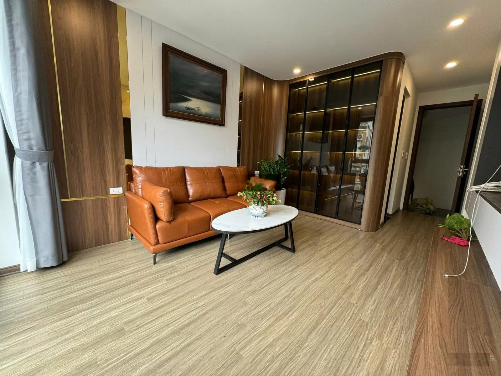 Nhà đẹp tại nguyễn văn cừ-phường ngọc lâm.full nội thất ngõ oto thông oto vào nhà.