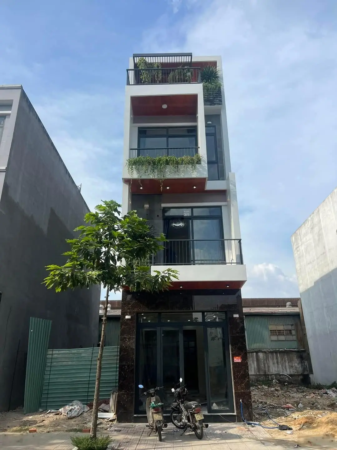 Nhà 1 trệt 2 lầu trục chính KDC Phú Hồng Thịnh 8 đang vào nội thất như hình