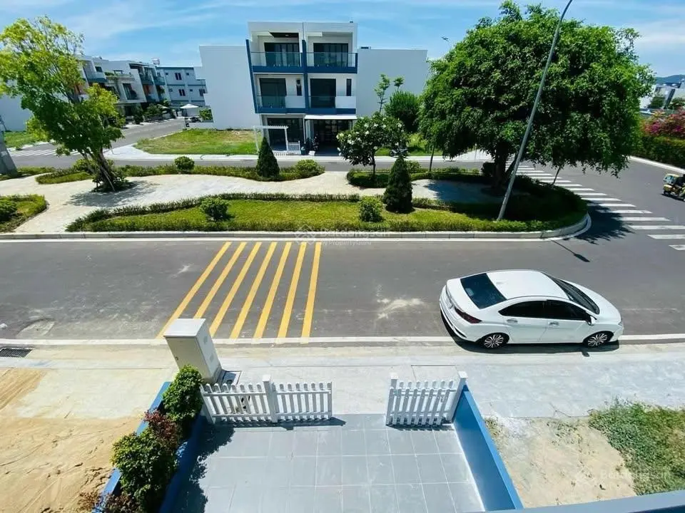 Nhà thô gói 8 mỹ gia, đường bồn hoa rộng 27met đối diện xéo hồ bơi the capella chỉ 5.65 tỷ/