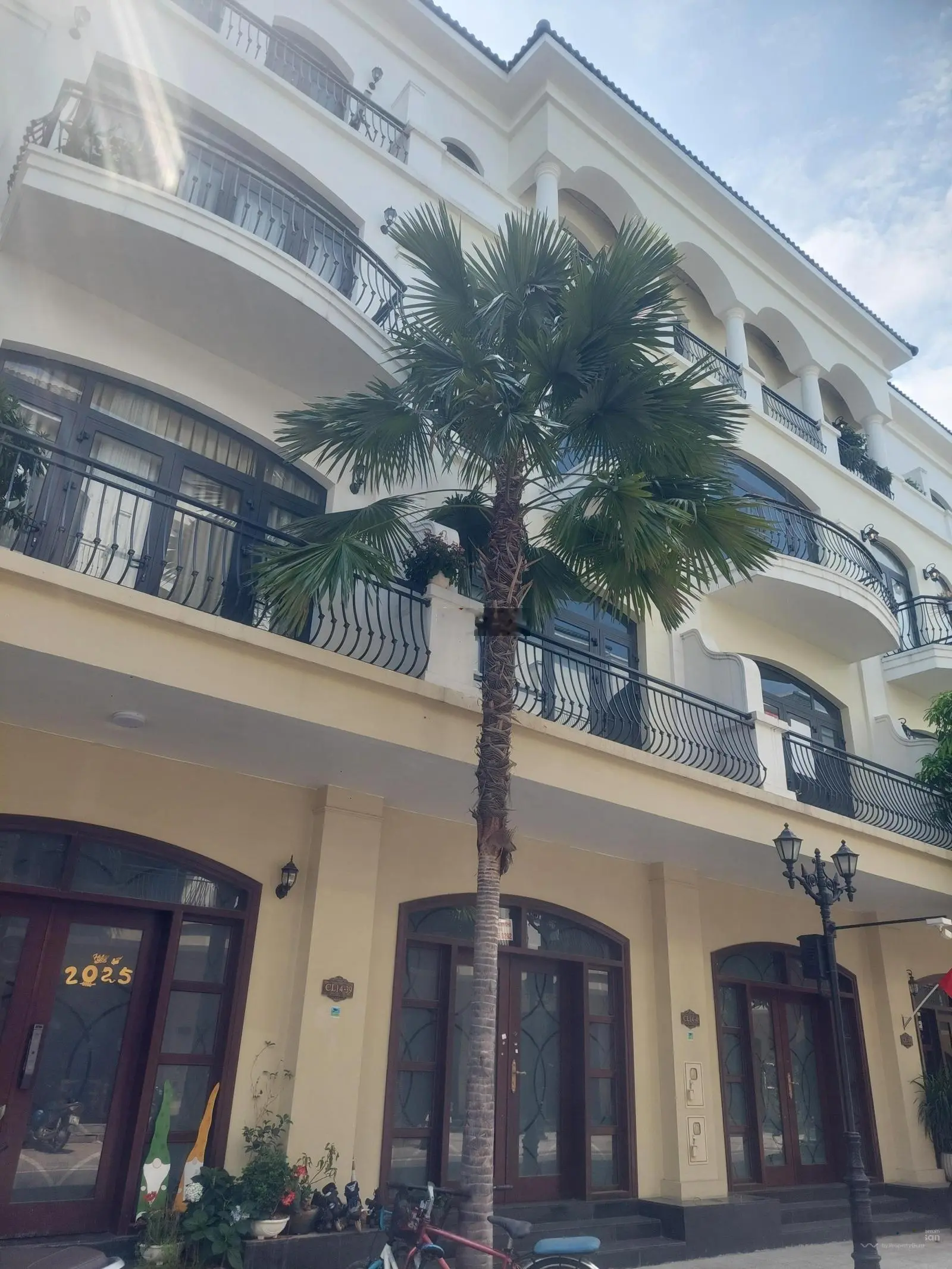 Cần bán gấp căn chà là dt: 63m2, sẵn sổ đỏ , ở ocp2, giá : 8tỷ 250.lh: 0942218658.
