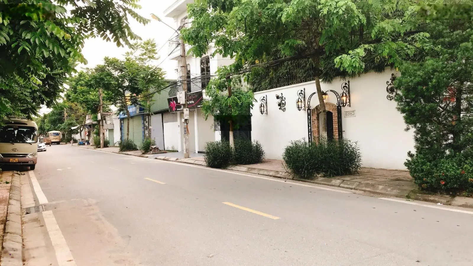 Vị trí cực đẹp, mặt đường oto tránh đỗ ngày đêm. Thông lên Nắng Sông Hồng. Di chuyển 2 phút đến chợ