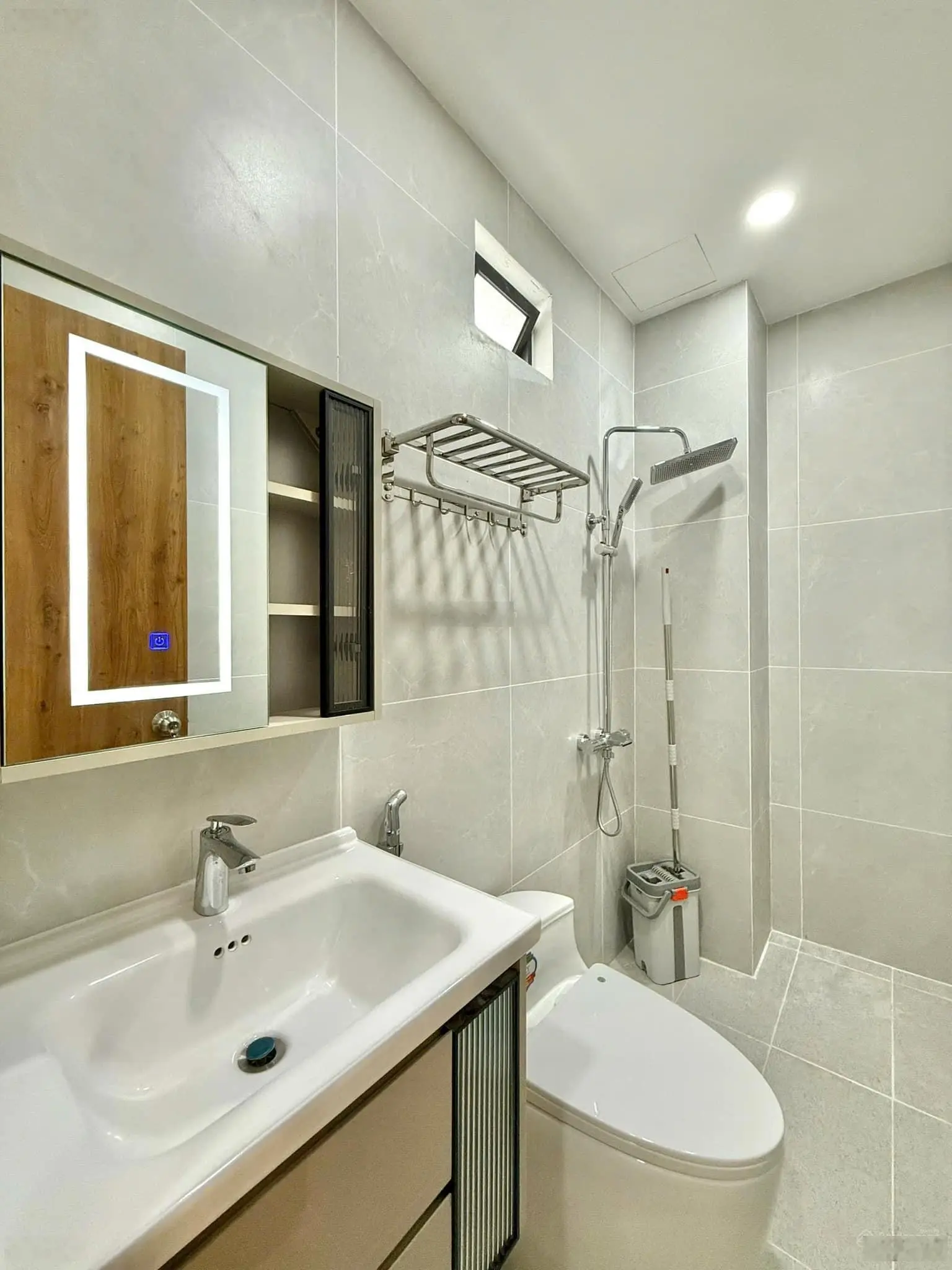 Bán căn nhà 525/9/38 Quang trung P10 ngay BV Hồng Đức 3tầng 4PN 5WC full nội thất 4.35x15m