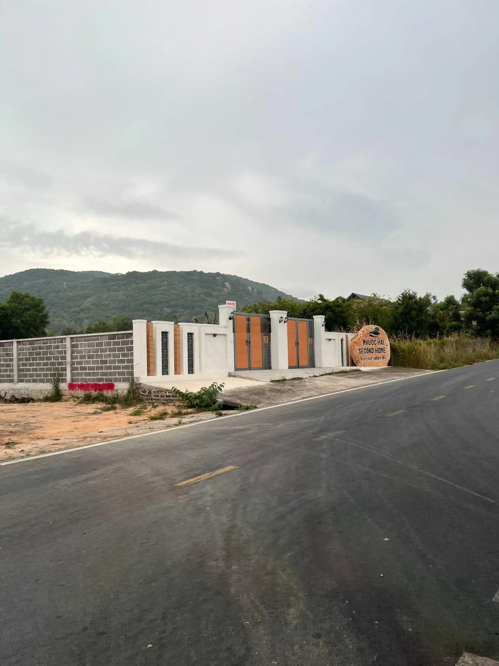 Gia đình tôi cần tiền bán gấp lô đất cách KDL núi Minh Đạm 4 phút di chuyển, 120m2 giá 769 tr, SHR