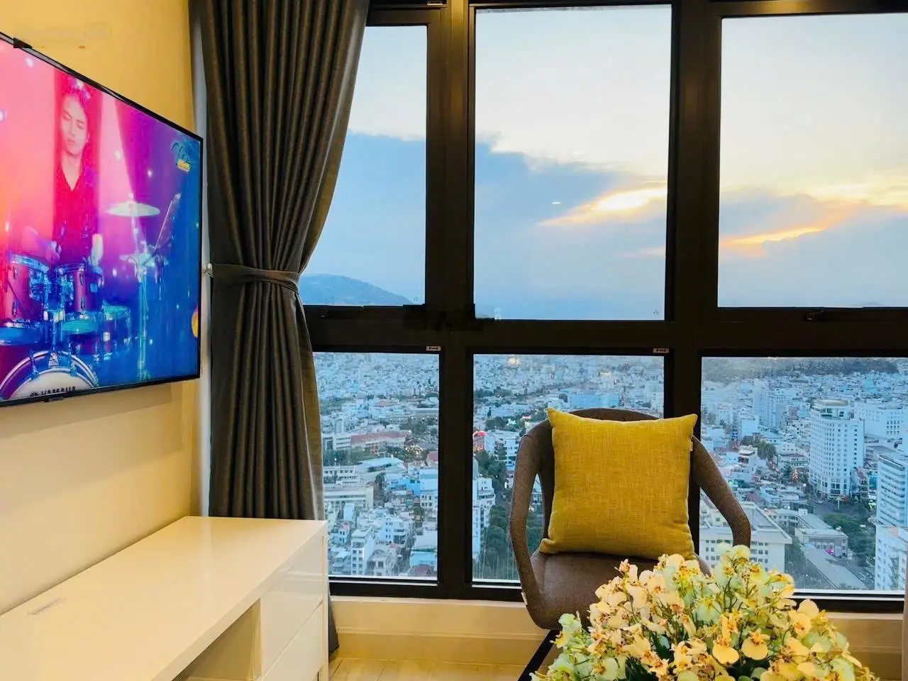 Căn 2 phòng ngủ Gold Coast view biển, tầng cao tòa Nam, nội thất đẹp