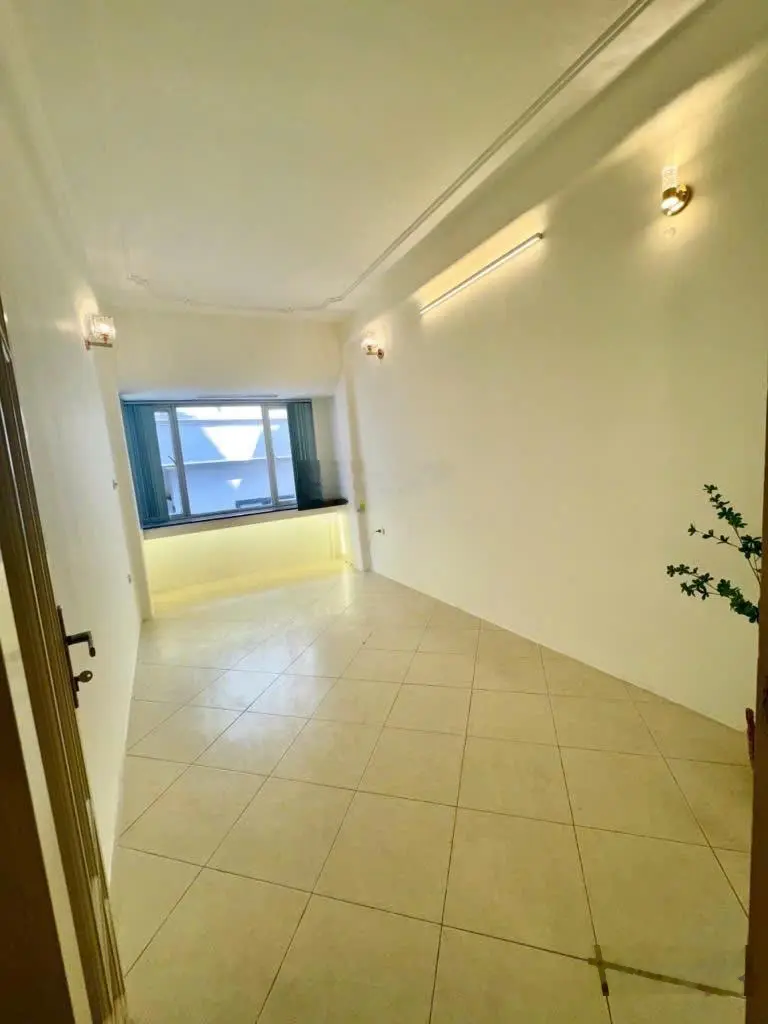 Nhà Đẹp - Hơn 5 tỷ - 5 Bước ra Hồ Tây - Nhà Đẹp - Ngõ Rộng