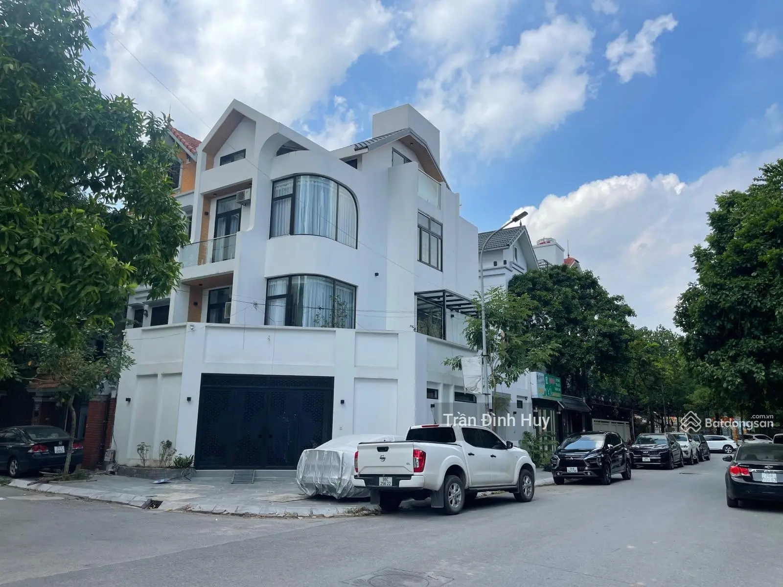 (Lô góc) biệt thự Mễ Trì. 4 tầng, thang máy - giá 37.9 tỷ - nhà mới tinh