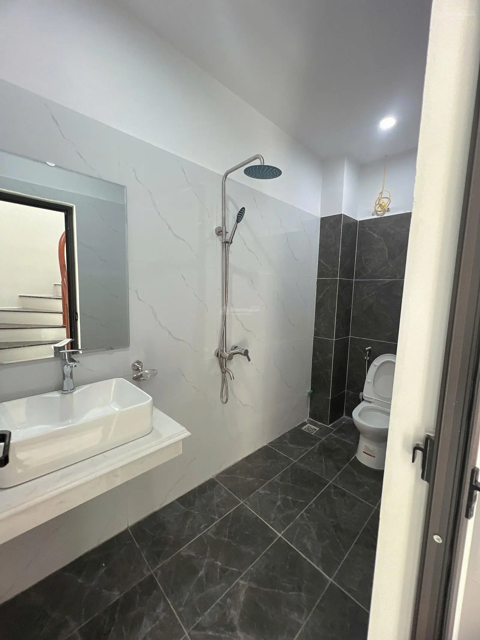 Giá rẻ nhất đại thành. bán căn 3 tầng*40m2. ngõ rộng, có sân riêng.nằm ngay trục đường liên huyện.