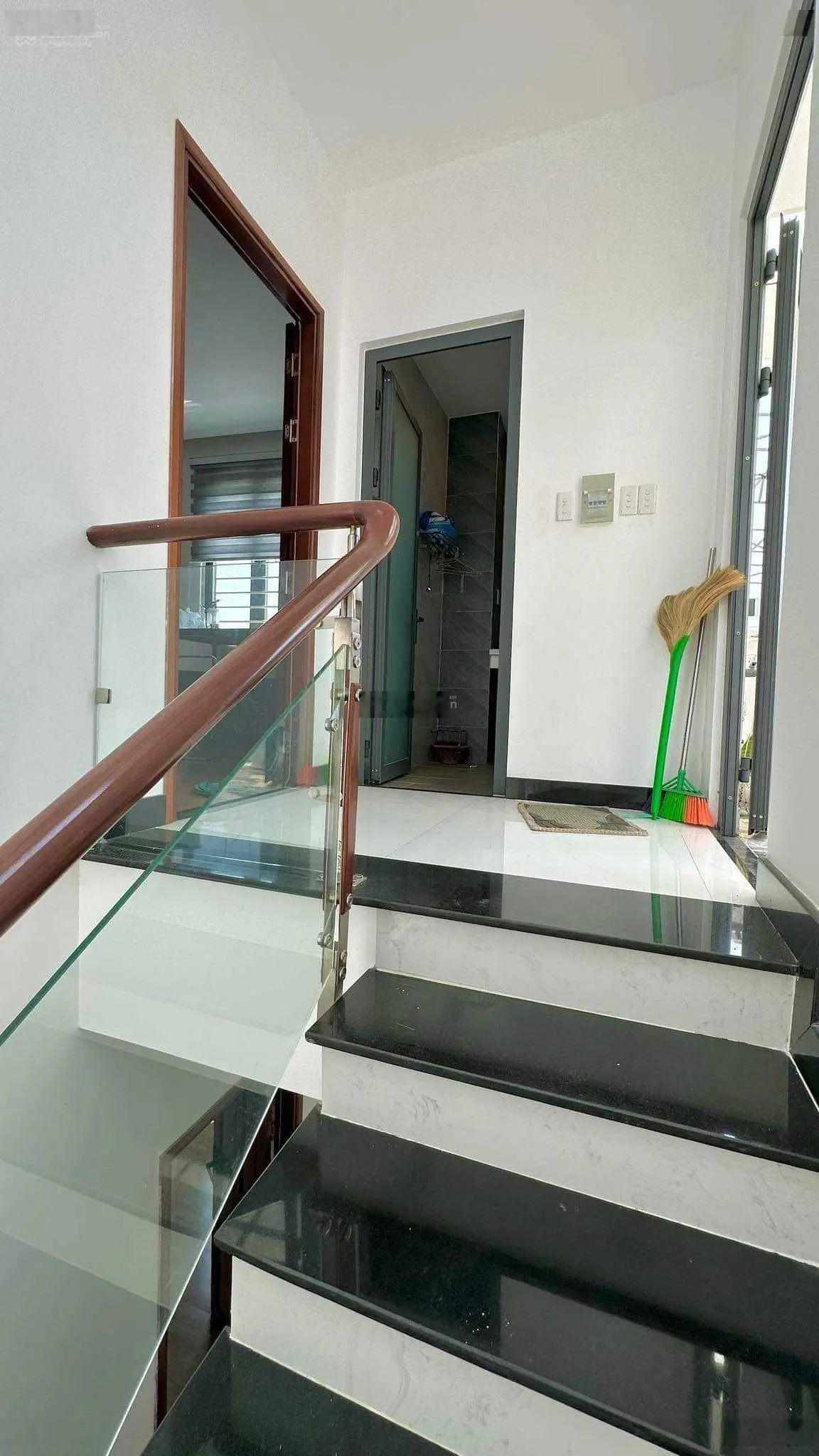 Nhà mặt tiền ngay Hoàng Hoa Thám, Tân Bình - 4x10m - sổ vuông vức, 3 tầng - giá 9. X tỷ