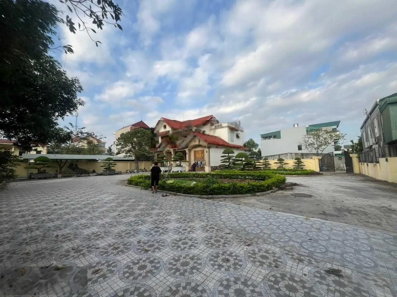 Bán mảnh đất sẵn biệt thự đang cho thuê 20tr/ tháng. Hơn 1000m2 giá 34 tỷ. TP. Ninh Bình sẵn sổ đỏ