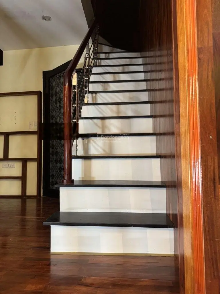 Bán nhà 40m2 x 3 tầng, 3 phòng ngủ, ngõ 255 Lĩnh Nam