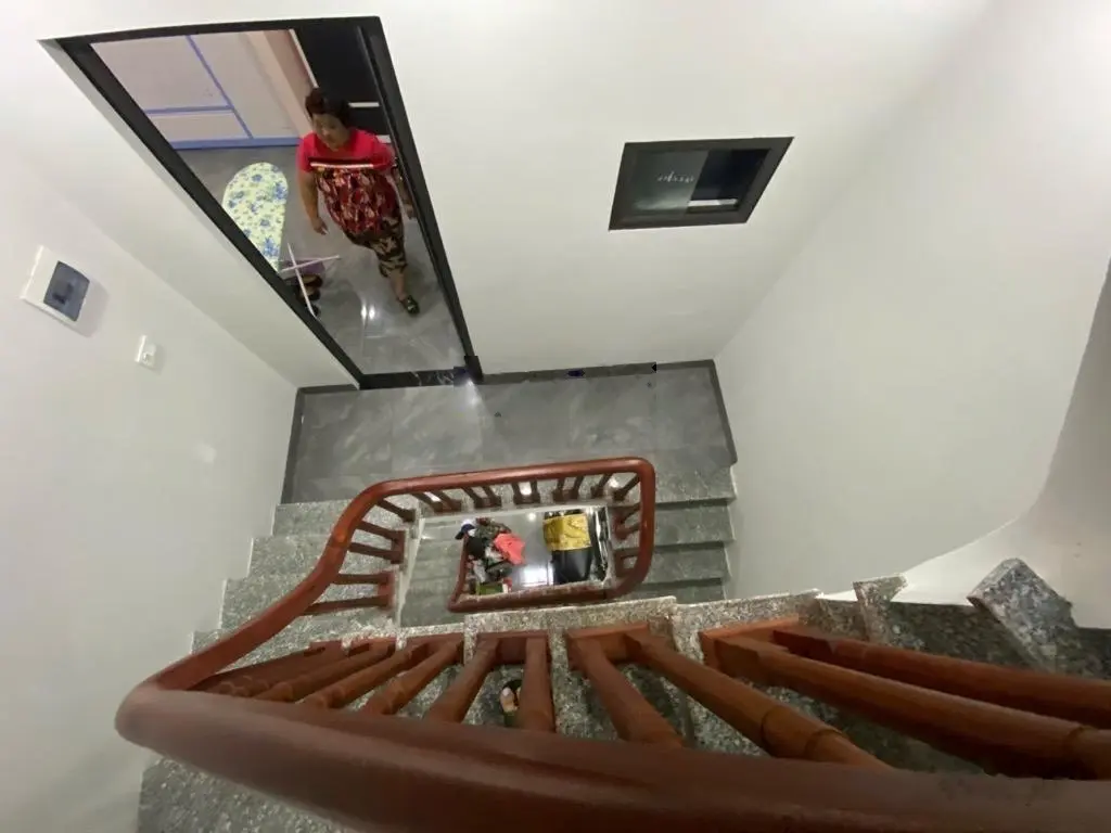 Chị liên gửi bán căn nhà tự xây chin chu đẹp. 35m2 chủ rất lộc lá đổi nhà mới to đẹp hơn.