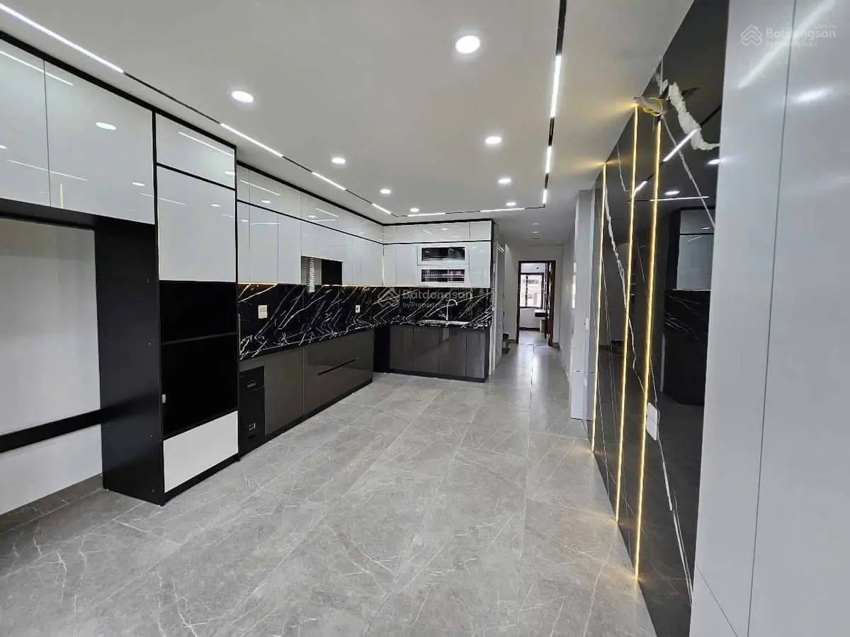 Bán nhà riêng view đẹp tại Yên Lạc, 19,5 tỷ, 55m2, 6PN, 5WC, Thang Máy.