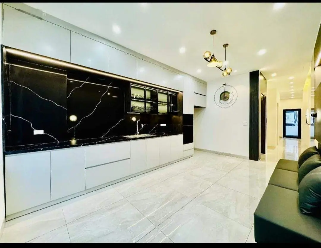 Chính chủ gửi bán nhà mặt phố Nghi Tàm, diện tích 85m2, 5 tầng full nội thất