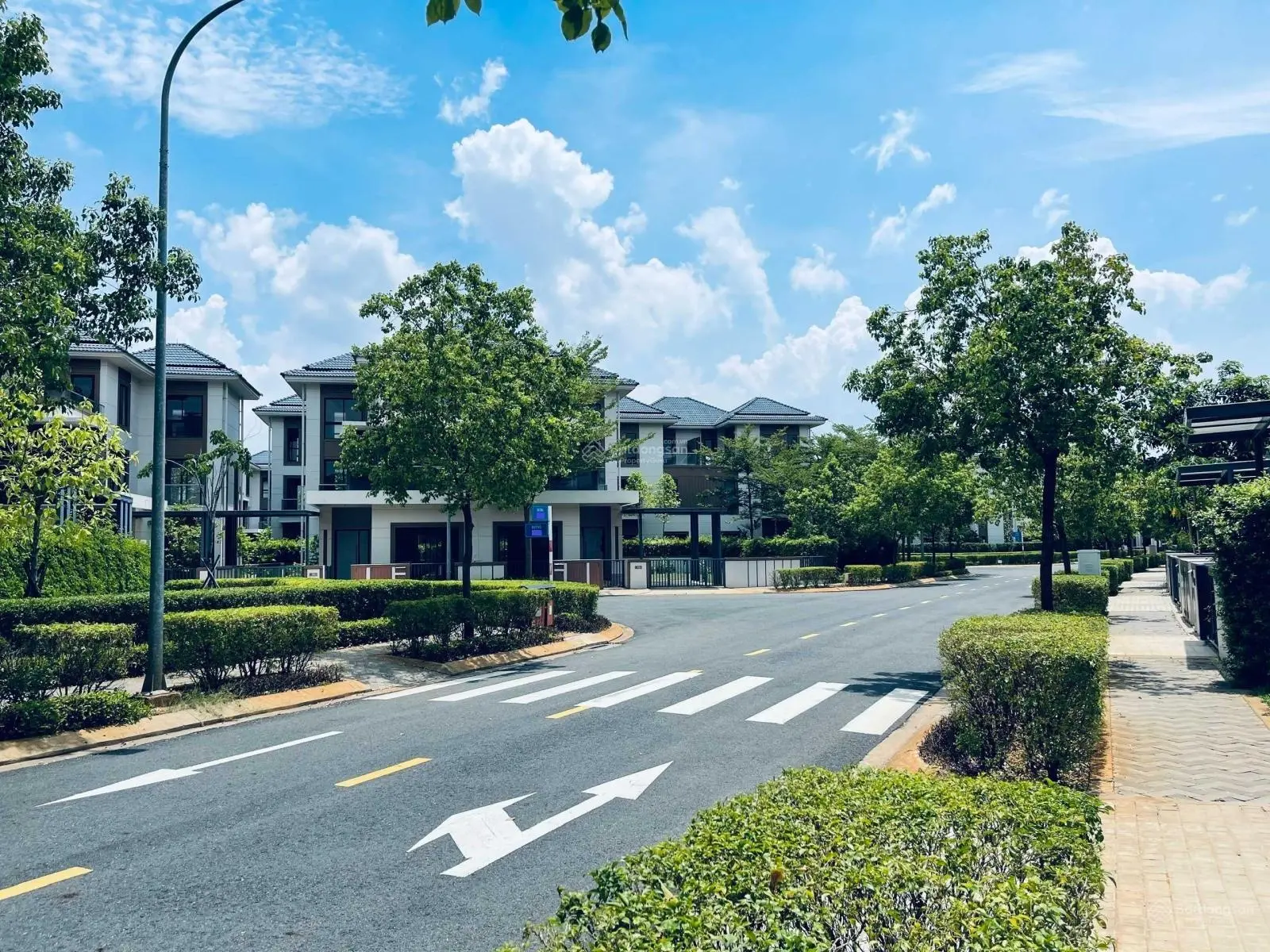 Bán Nhà phố góc Swanbay vị trí đẹp, sân vườn rộng như Biệt thự. Giá tốt đầu tư. LH: 0938 652 ***
