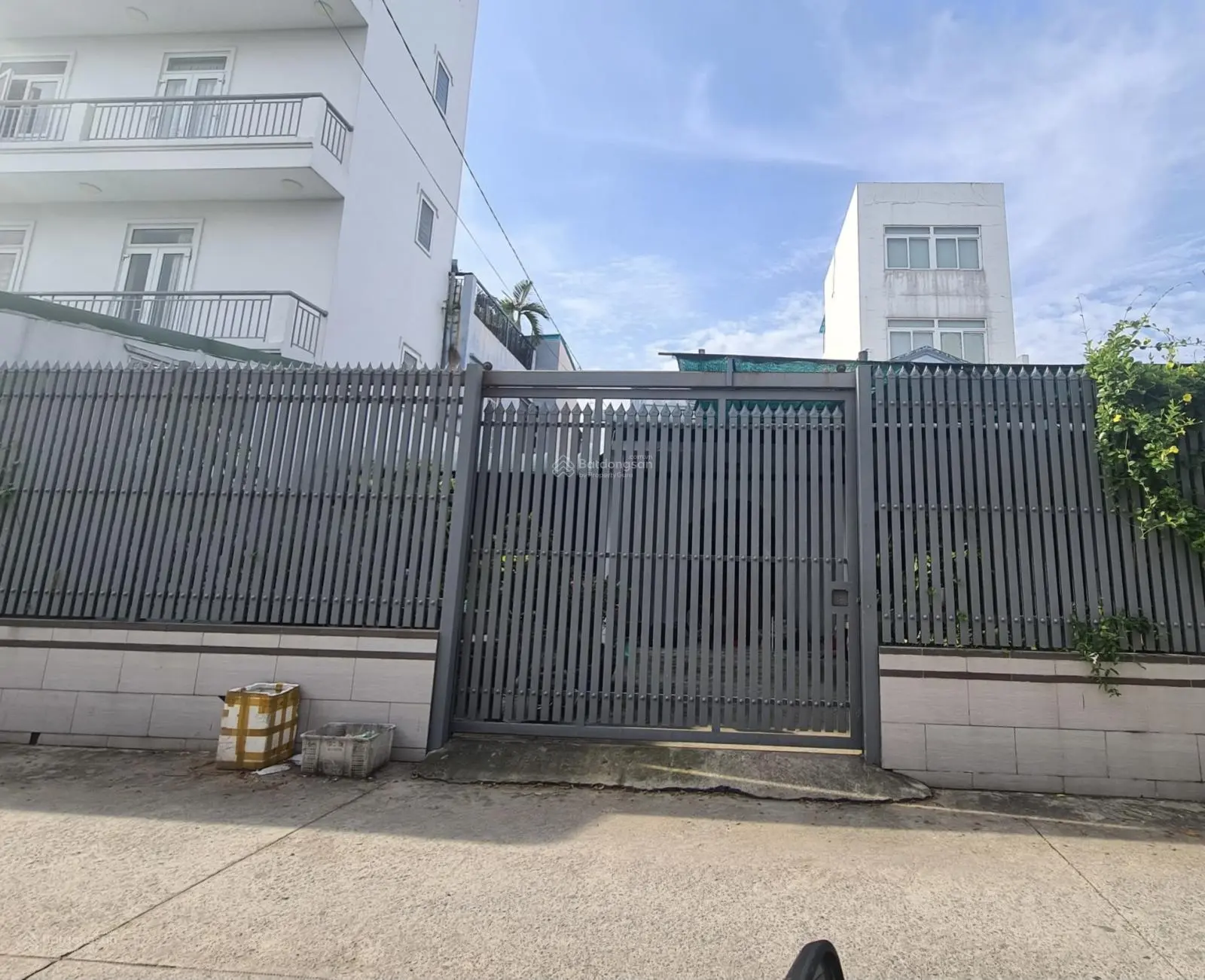 Bán đất Q2 273,5m2, có sẵn nhà cấp 4 trên đất. Liên hệ chính chủ: 0909 372 ***