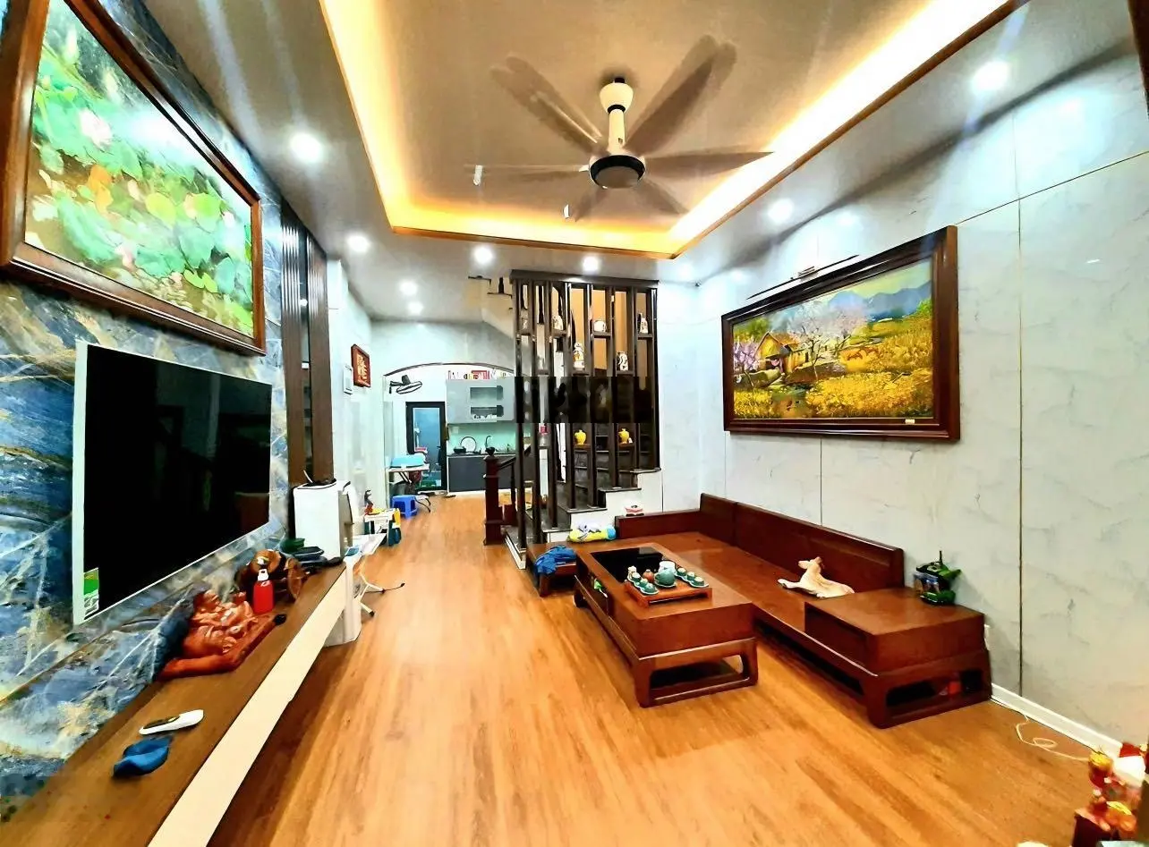 Nhà mình bán chỉ cách một nhà ra ô tô dừng đỗ, đi bộ gần bãi gửi xe ô tô, cuối Dương Văn Bé
