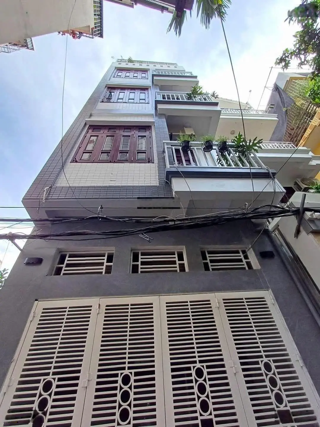Căn nhà cực đẹp - phong thủy cực tốt - tọa sơn , hướng thủy - 1 phút ra hồ hoàng cầu .