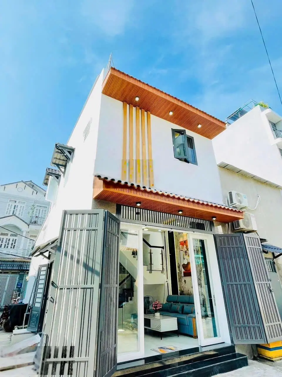 Bán nhà MT kinh doanh buôn bán chỉ 4 tỷ 350 - nhà 2 tầng đẹp tuyệt vời - hót rầm rộ đường 10 mét