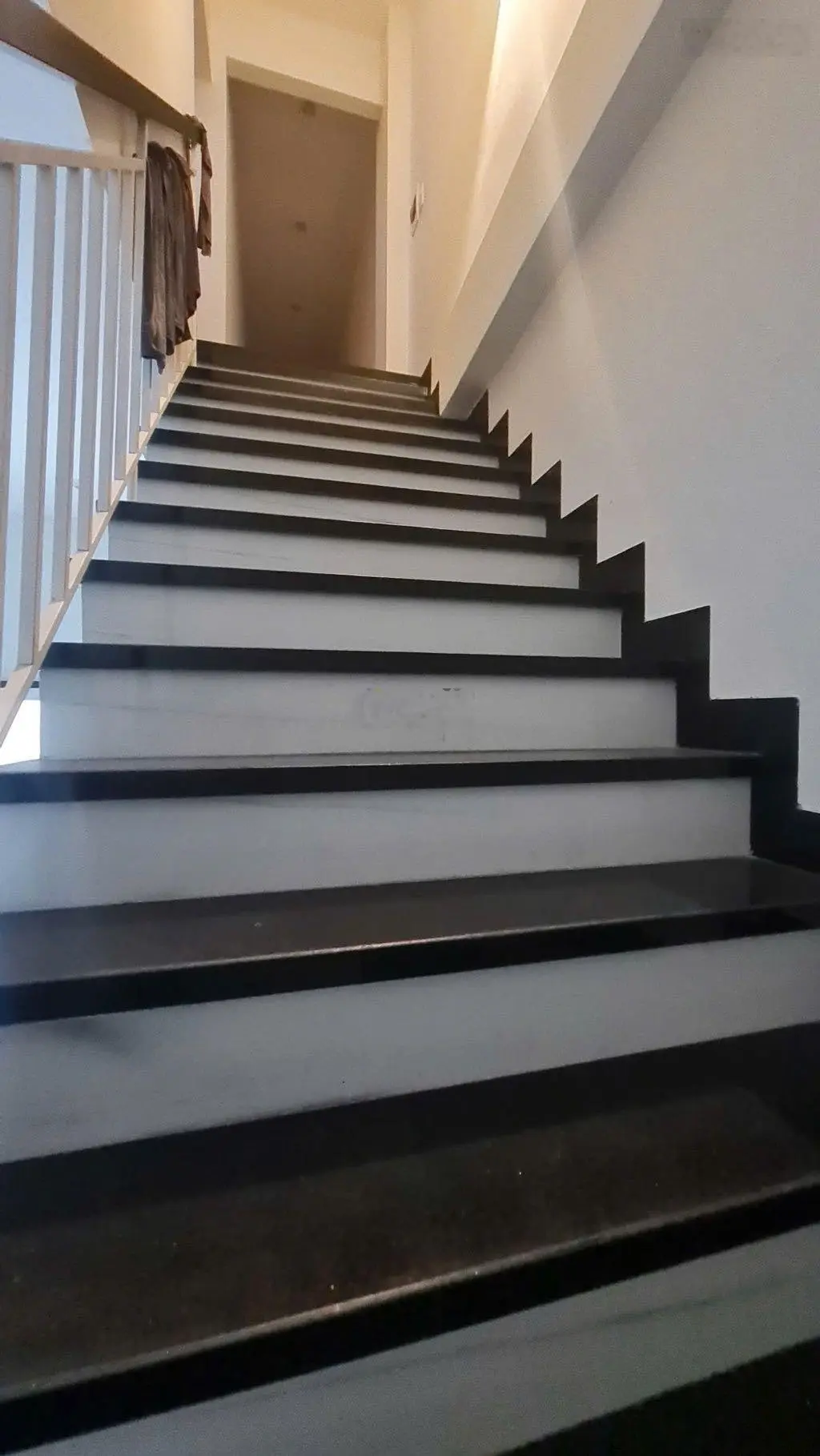 Bán nhà 2 tầng MT Nguyễn Hoàng - DT 75m2 đang cho thuê dthu 15tr/th - vị trí đắc địa gần ĐH Duy Tân