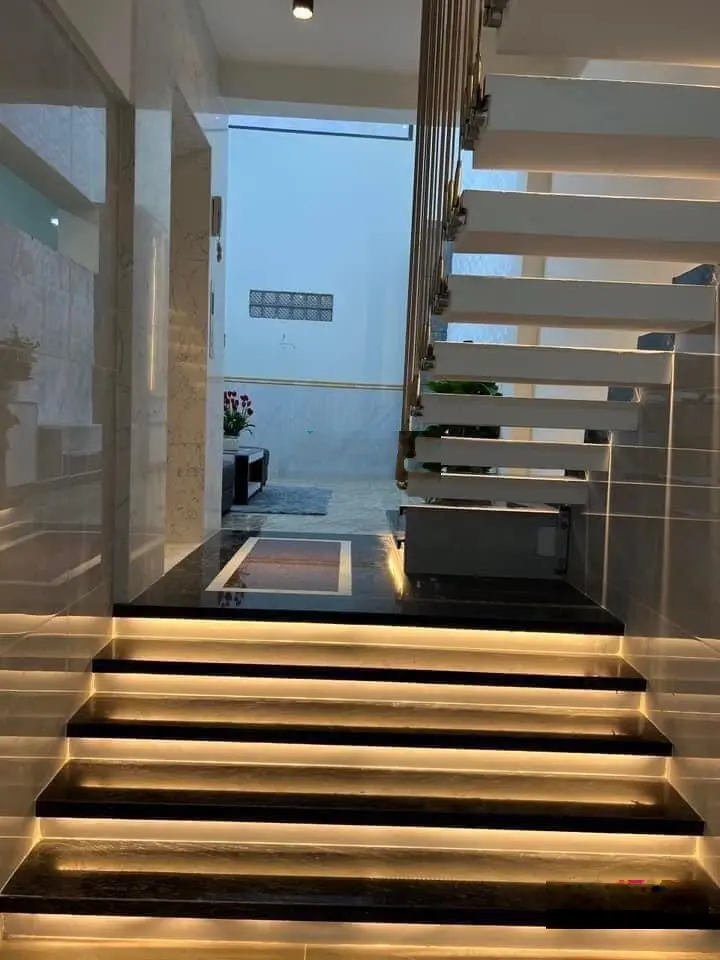 Bán nhà 80/11/19 đường số 5 P17 4 tầng 4pn 5wc Thang máy 450kg hẻm 7m full nội thất