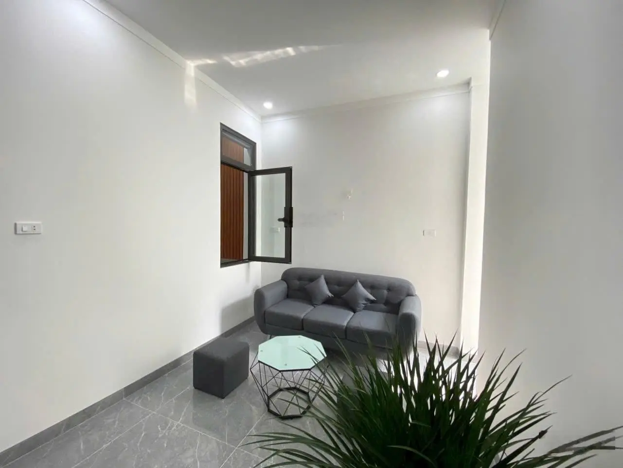 Nhà đẹp hẻm Ywang trung tâm TP Buôn Ma Thuột giá chỉ 2.7 tỷ, cách ĐH Tây Nguyên 1km. Full nội thất