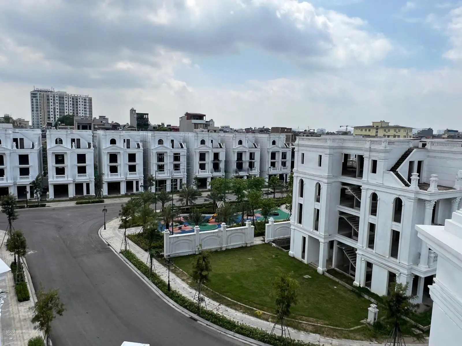 Bán gấp biệt thự Him Lam Vĩnh Tuy view sân golf Long Biên, vị trí đắc địa diện tích 220 400m2 500m2
