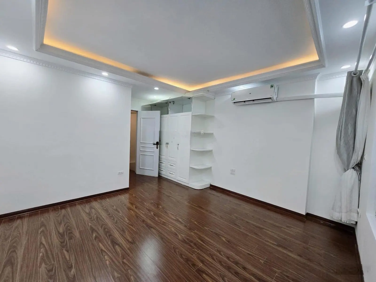 Bán nhà trung tâm Cầu Giấy - 5 tầng - MT 4,2m - giá 8,7 tỷ có thương lượng