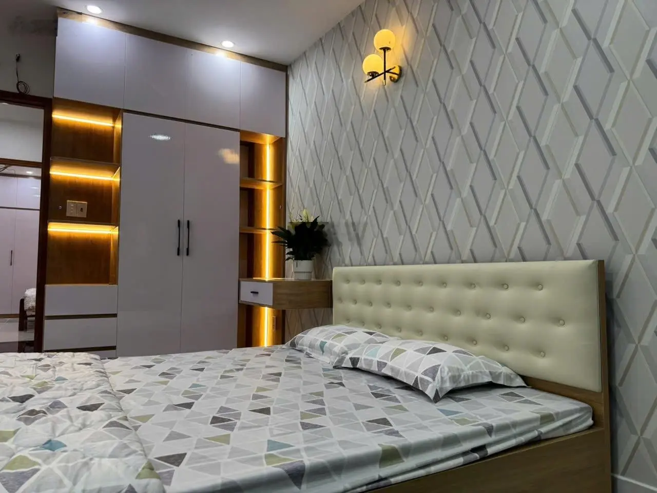 Nhà Phố Đẹp 1/ Hà Huy Giáp - Quận 12 ( 1 Trệt 1 lửng 3 lầu ) - DT 4 x 15 dts 222m2