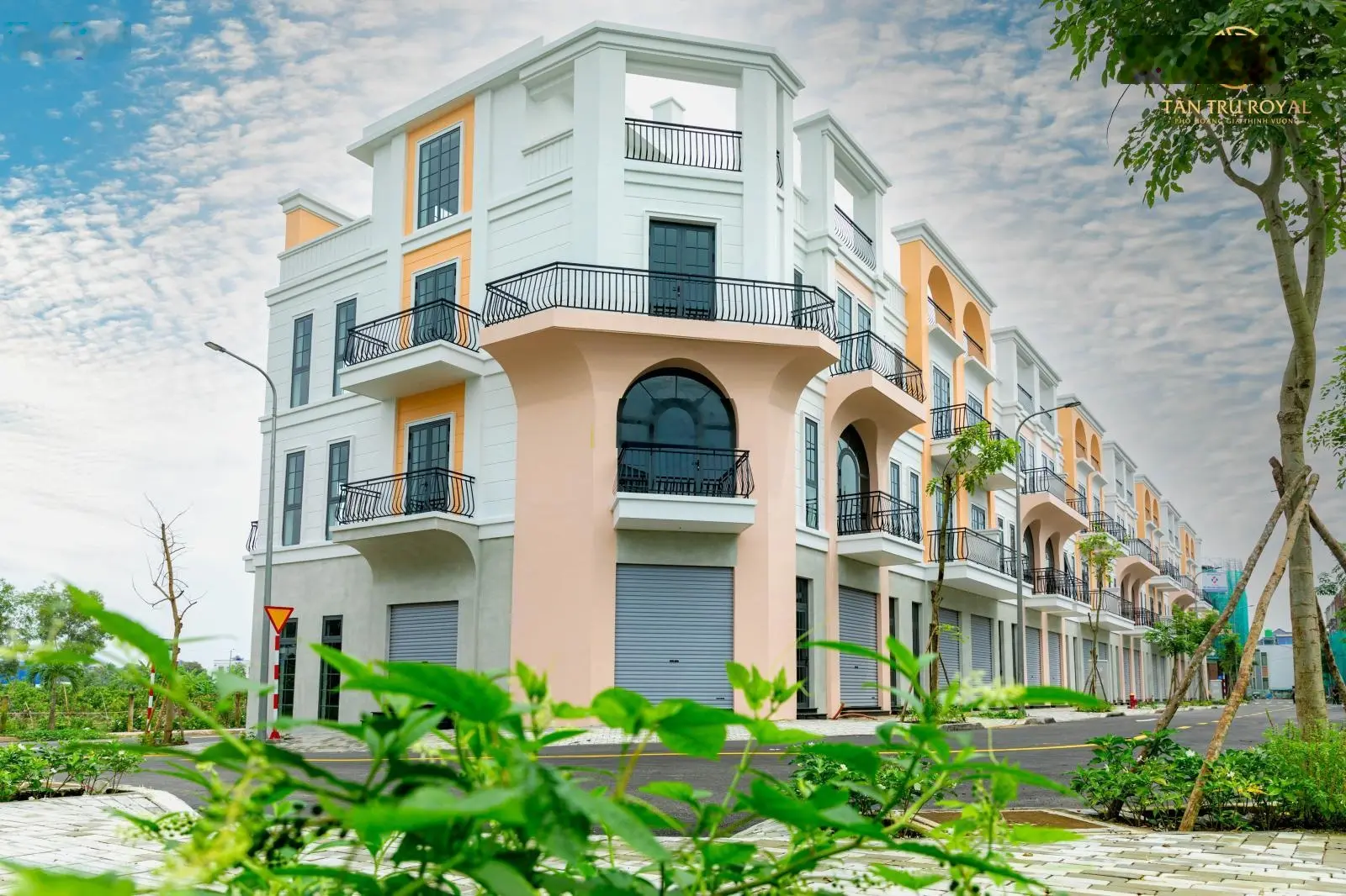Bán nhà 3 mặt tiền thị trấn Tân Trụ Long An. Xây dựng sẵn 4 lầu. Tặng ngay 6 chỉ vàng khi mua