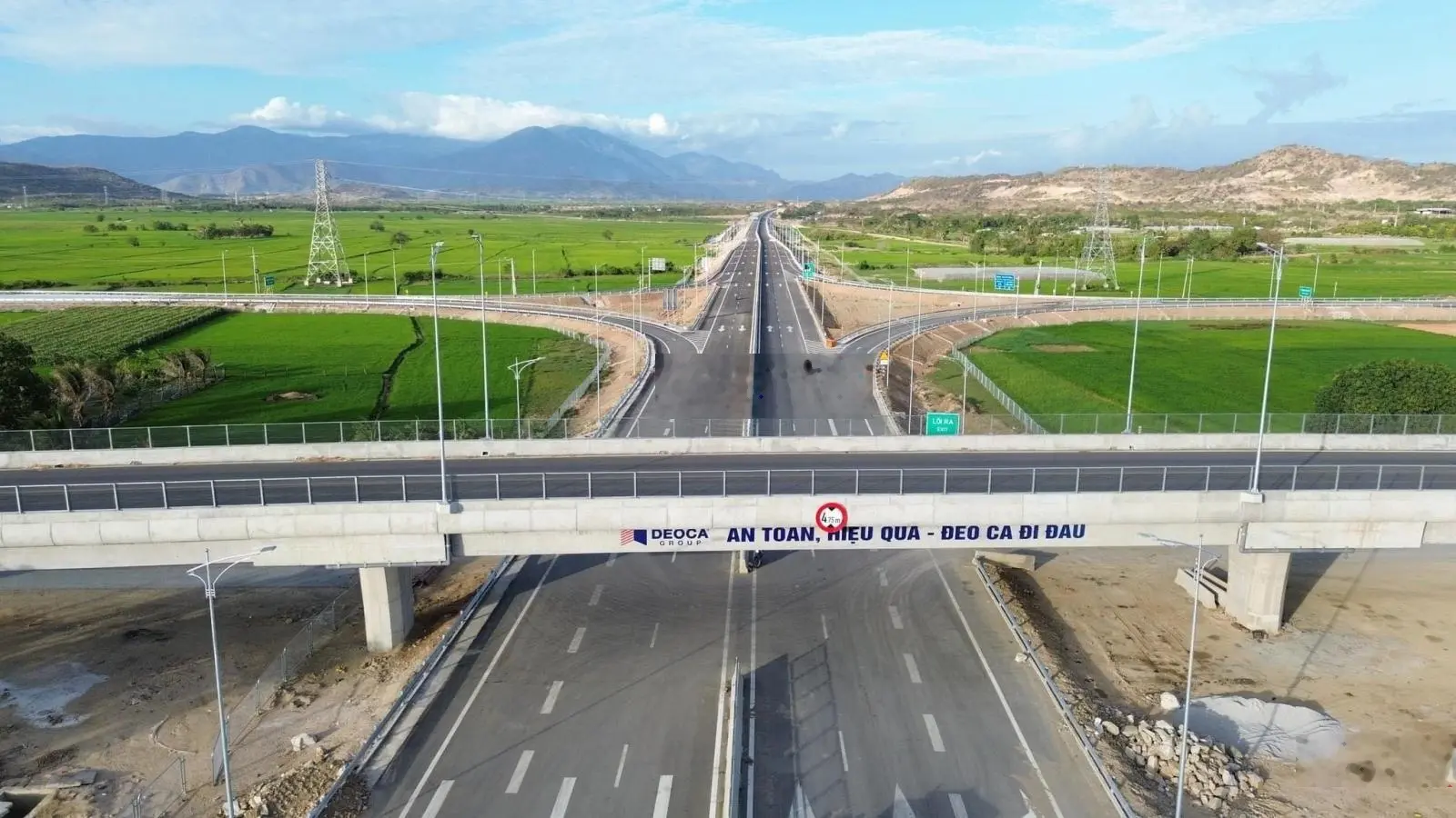 Nút giao cao tốc Cam Lâm Vĩnh Hảo. Mặt QL27A, 20x50m sân bay Thành Sơn 5km, QL1 6km, 12km tới biển