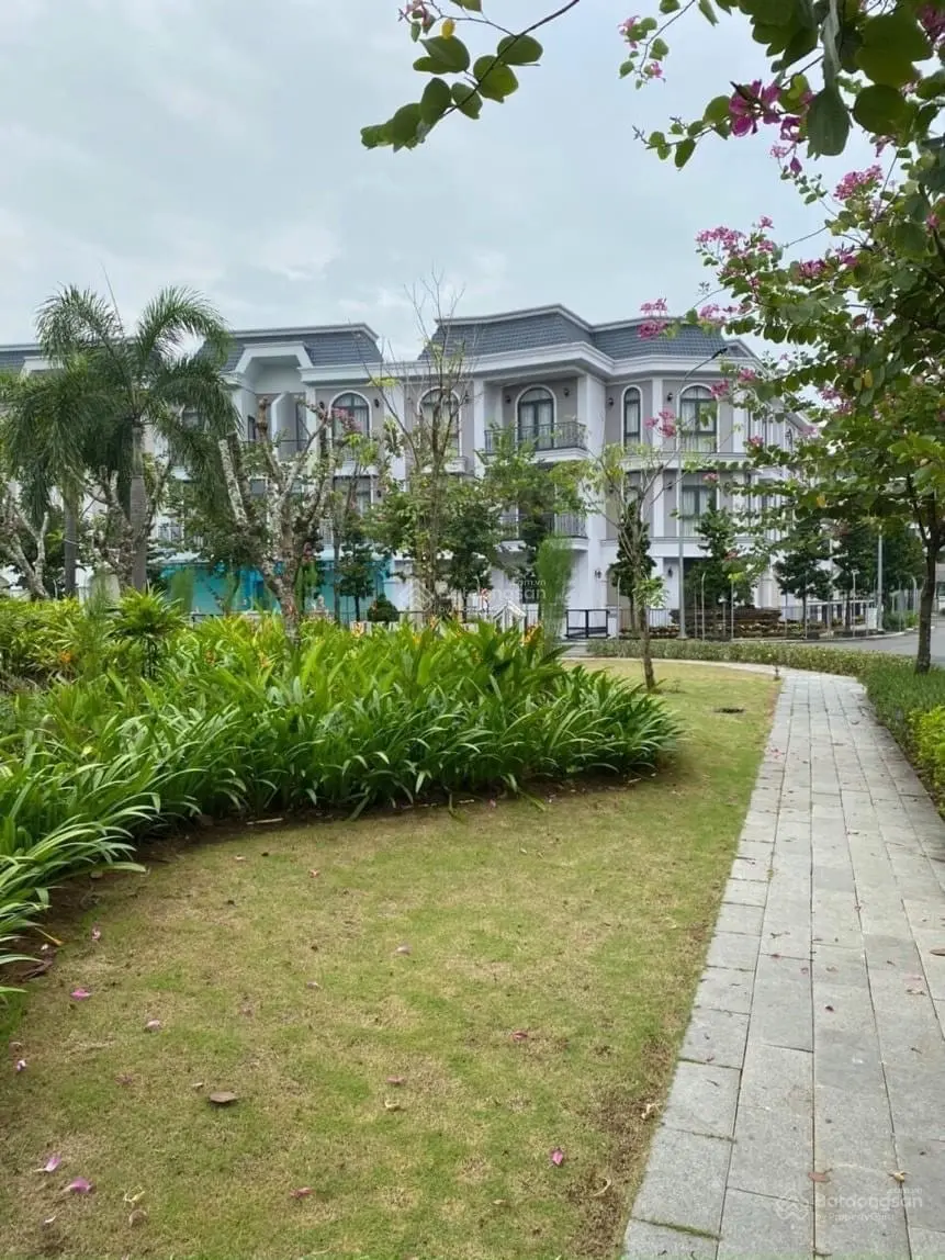 Cần bán nền đất đường số 4 khu Green city giá: 4 tỷ. Liên hệ: 0917 393 ***