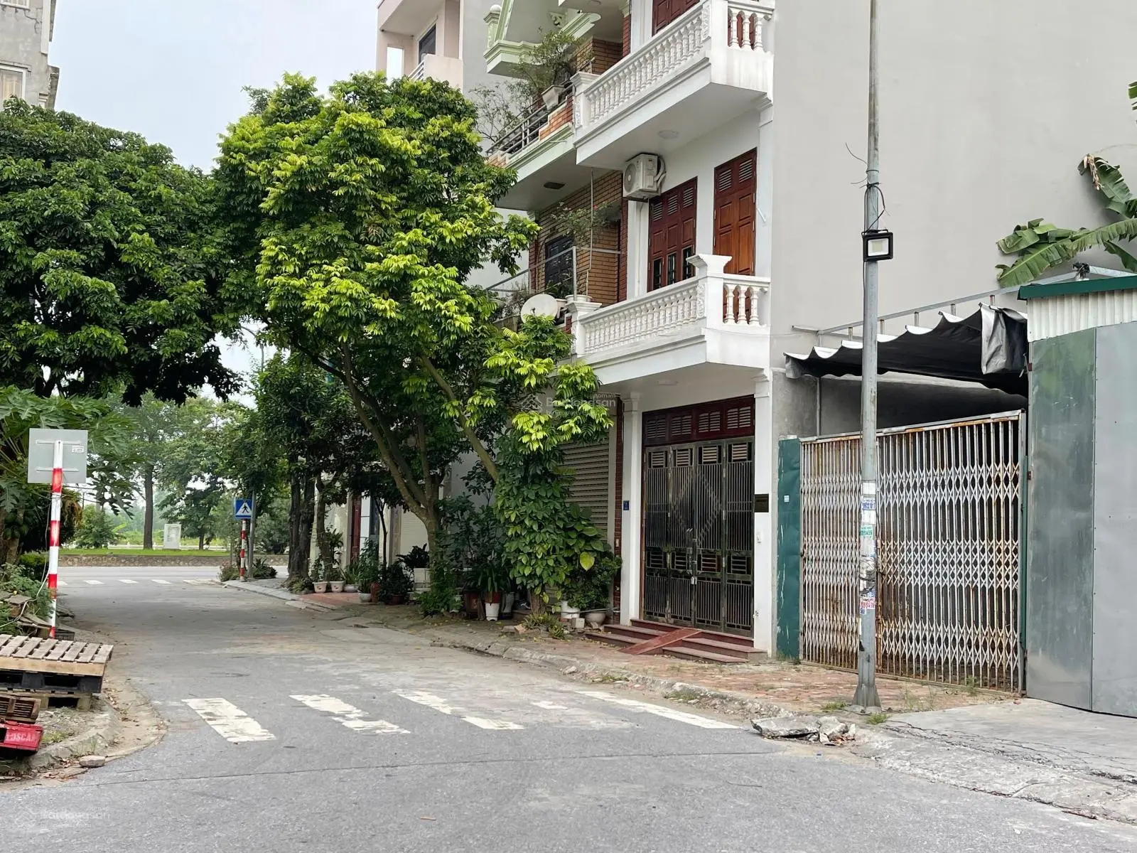 Bán căn nhà 3 tầng nhìn vườn cây xanh khu Vạn Lộc, Tứ Minh, Tp Hải Dương