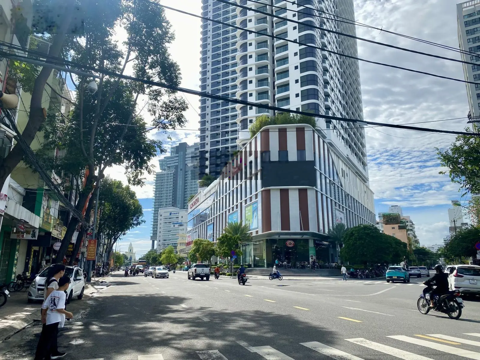 Siêu phẩm nhà mặt phố căn góc đường chính Lê Thánh Tôn, Lộc Thọ Nha Trang cách biển 200m