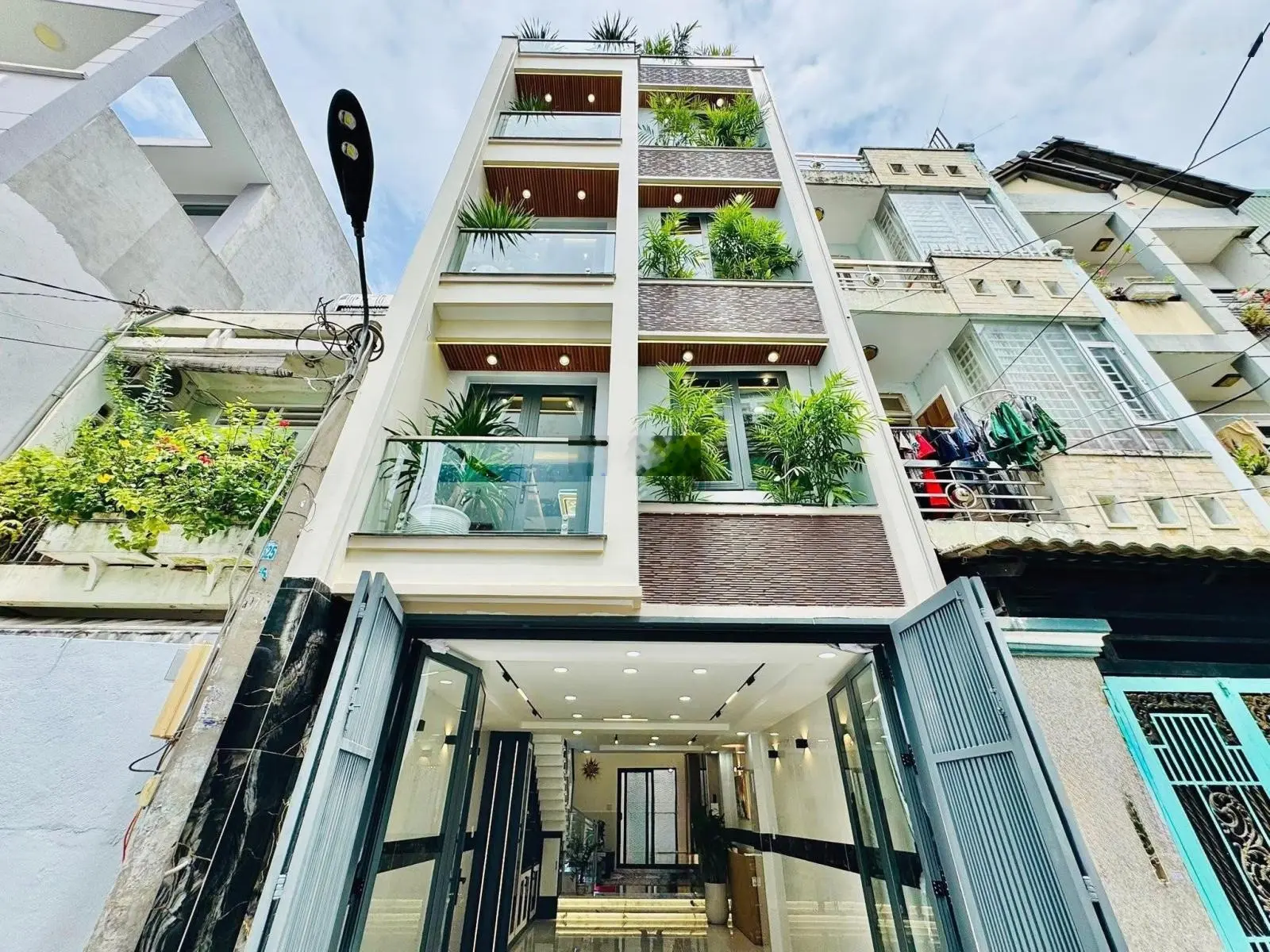 Bán nhà 67m2 - 6,1 tỷ, tiện xây mới để ở hoặc cho thuê, ngay Khánh Hội, Quận 4, sổ hồng riêng
