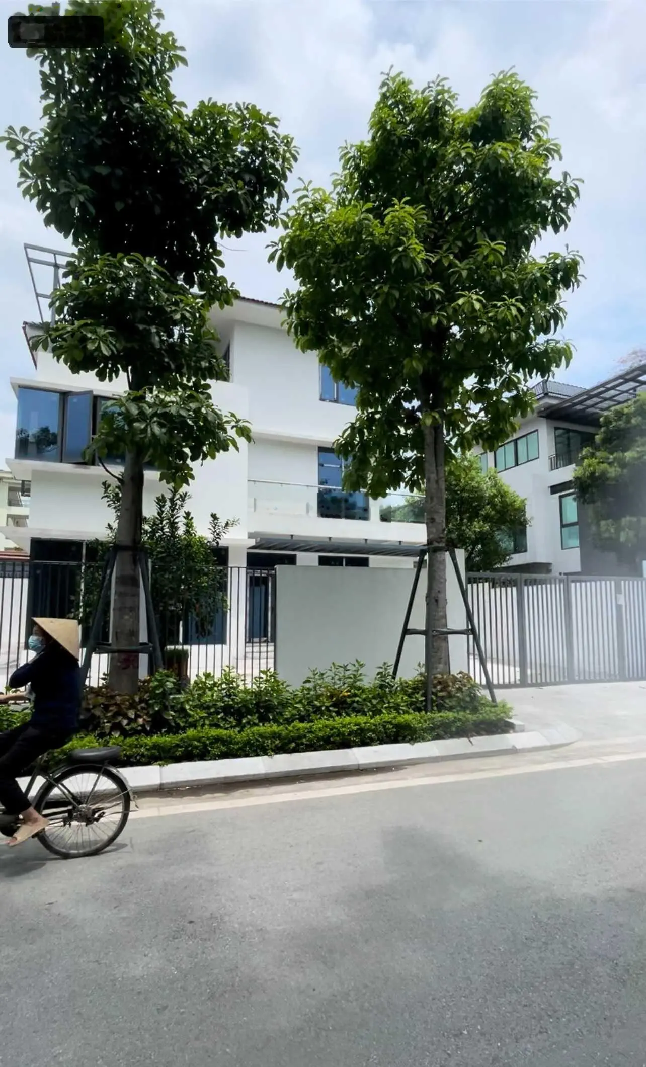 Chính chủ bán căn biệt thự Hateco Apollo 180m2, MT 11m, 3 tầng 1 tum đẹp view hồ giá 30,5 tỷ