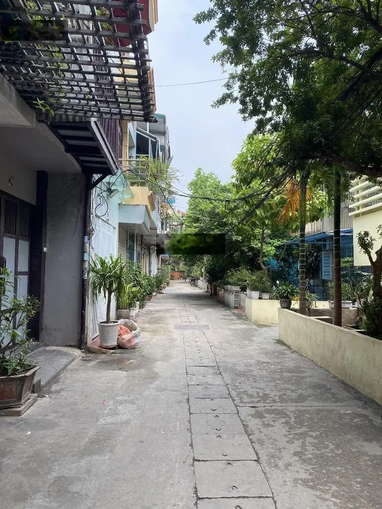 Bán nhà phân lô - trước nhà sân rộng cực thoáng - trung tâm hai bà