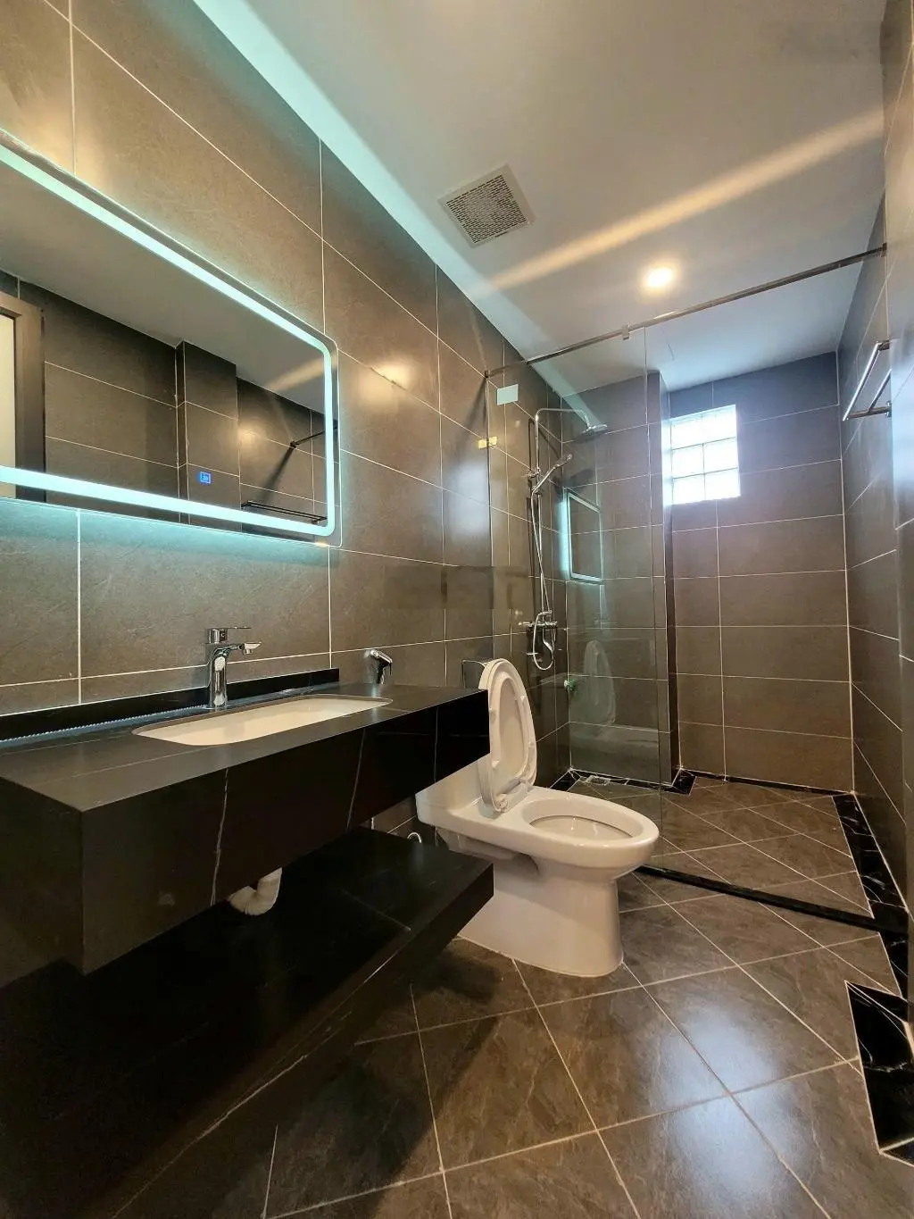 Cổ linh-thạch bàn nhà mới 62m 6 tầng thang máy - full nội thất - ô tô ngủ trong nhà - lô góc