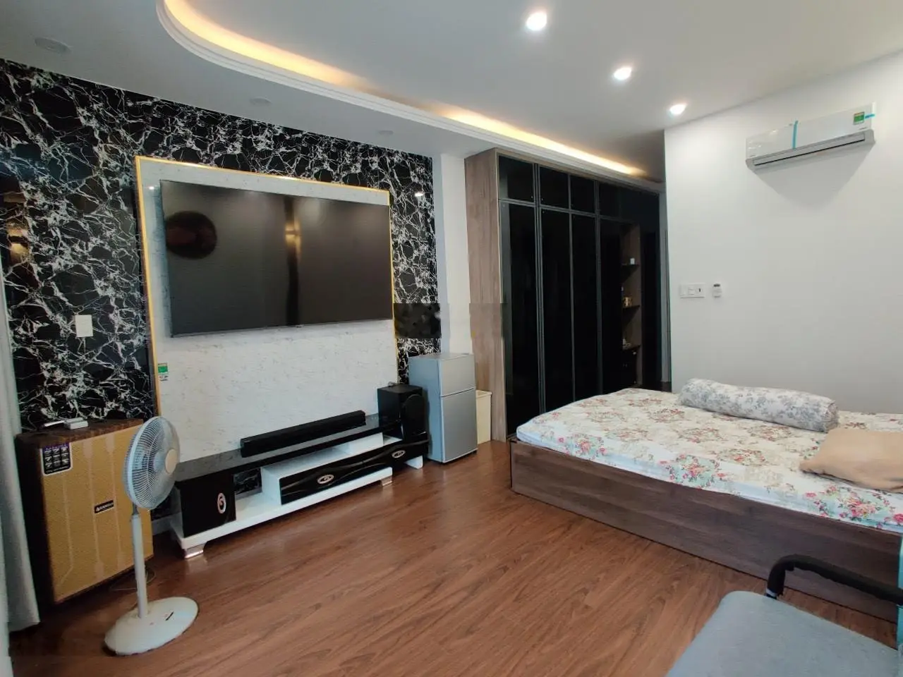 MT khu đường Hoa đoạn đẹp, sầm uất thuộc khu Phan Xích Long, 4x20, Trệt 3 lầu (4 tầng), 24 tỷ TL