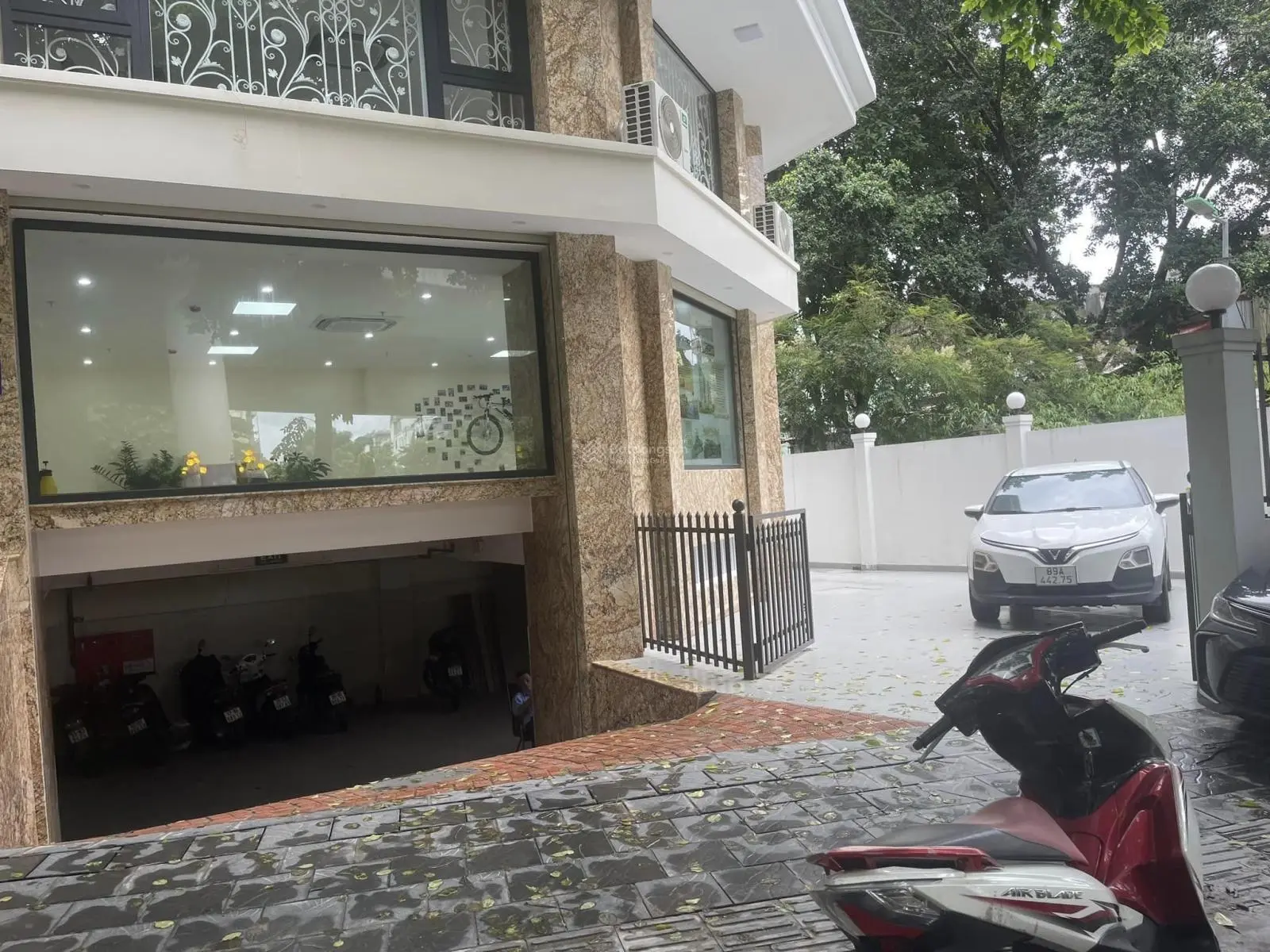207m2 mặt phố Phạm Văn Đồng, tòa nhà văn phòng hạng a 7 tầng thang máy, view hồ điều hòa bộ công an
