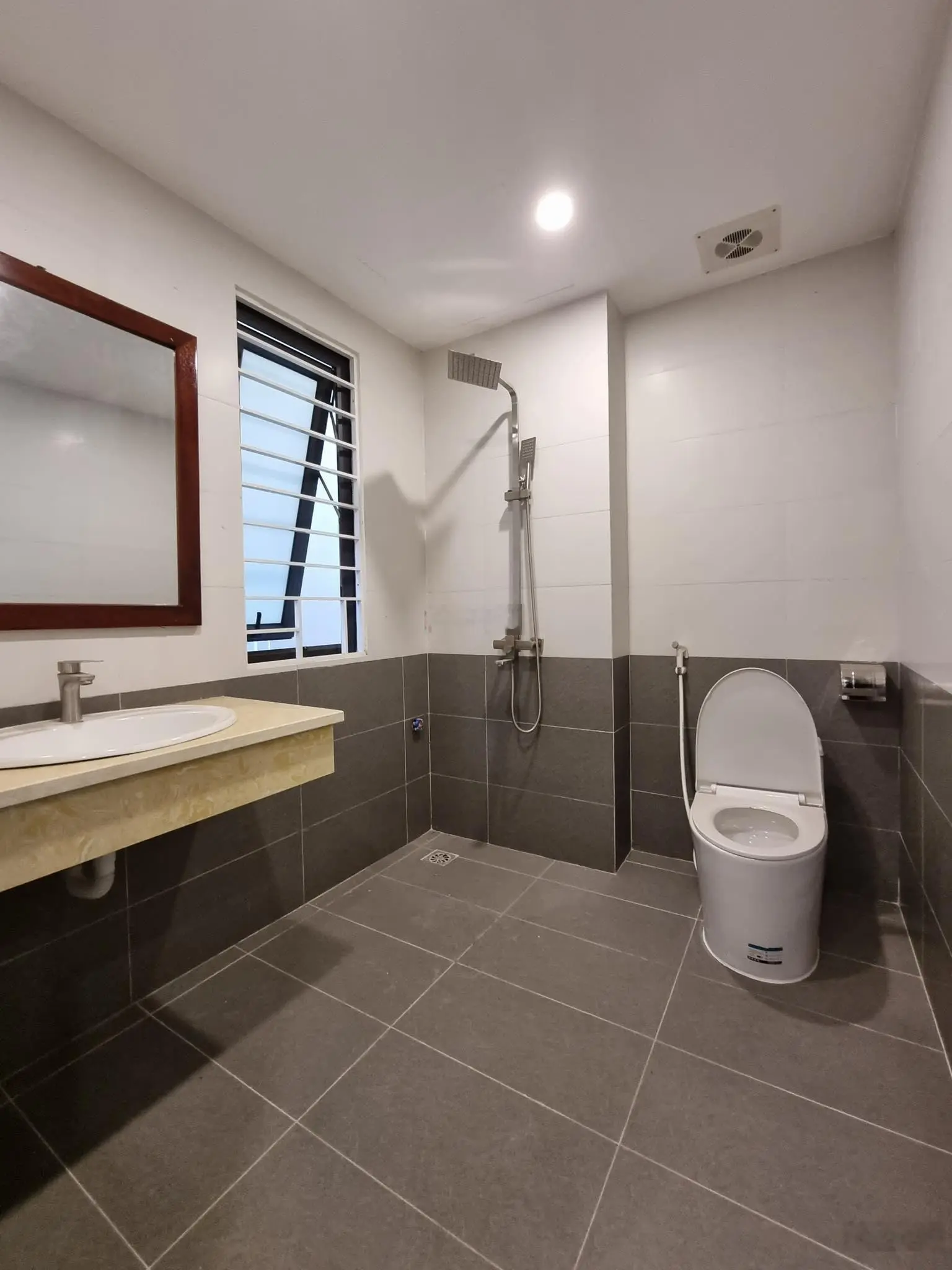 Bán nhà Thạch Bàn 30m2 x 5 tầng ngõ trước nhà 2m, gía 4,55 tỷ (rẻ nhất thời điểm hiện tại)
