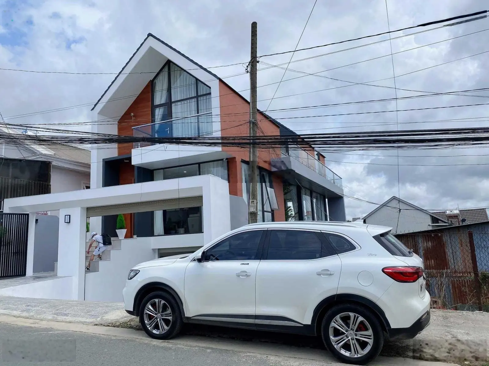 Villa mới đẹp mặt tiền Lý Nam Đế 176m2 ngang 8m 3 tầng đã hoàn công cách trung tâm chỉ 2,5km