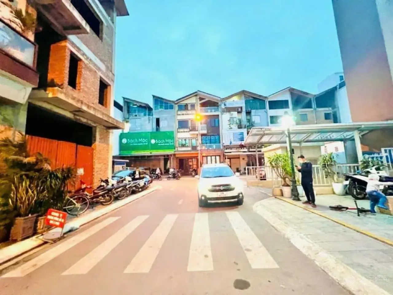 Bán Liền kề phố Liên Cơ, Kinh doanh, vỉa hè lớn 105m2, MT 7m, 33.8 tỷ
