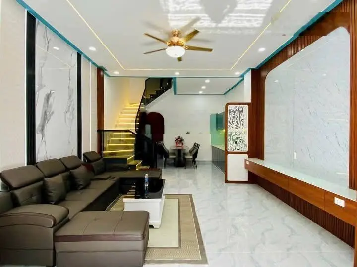 Có 102 Kim Mã, ở ngay full nội thất, lô góc 2 thoáng, ô tô 56m, ngõ thông ba gác đua, dt 43m2 * 5t