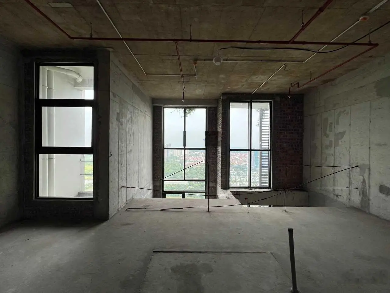 (Chính chủ) Gia đình tôi cần bán căn Penthouse Cao Cấp 106,2m2 Ecopark | Full kính, Trần 9m cực VIP