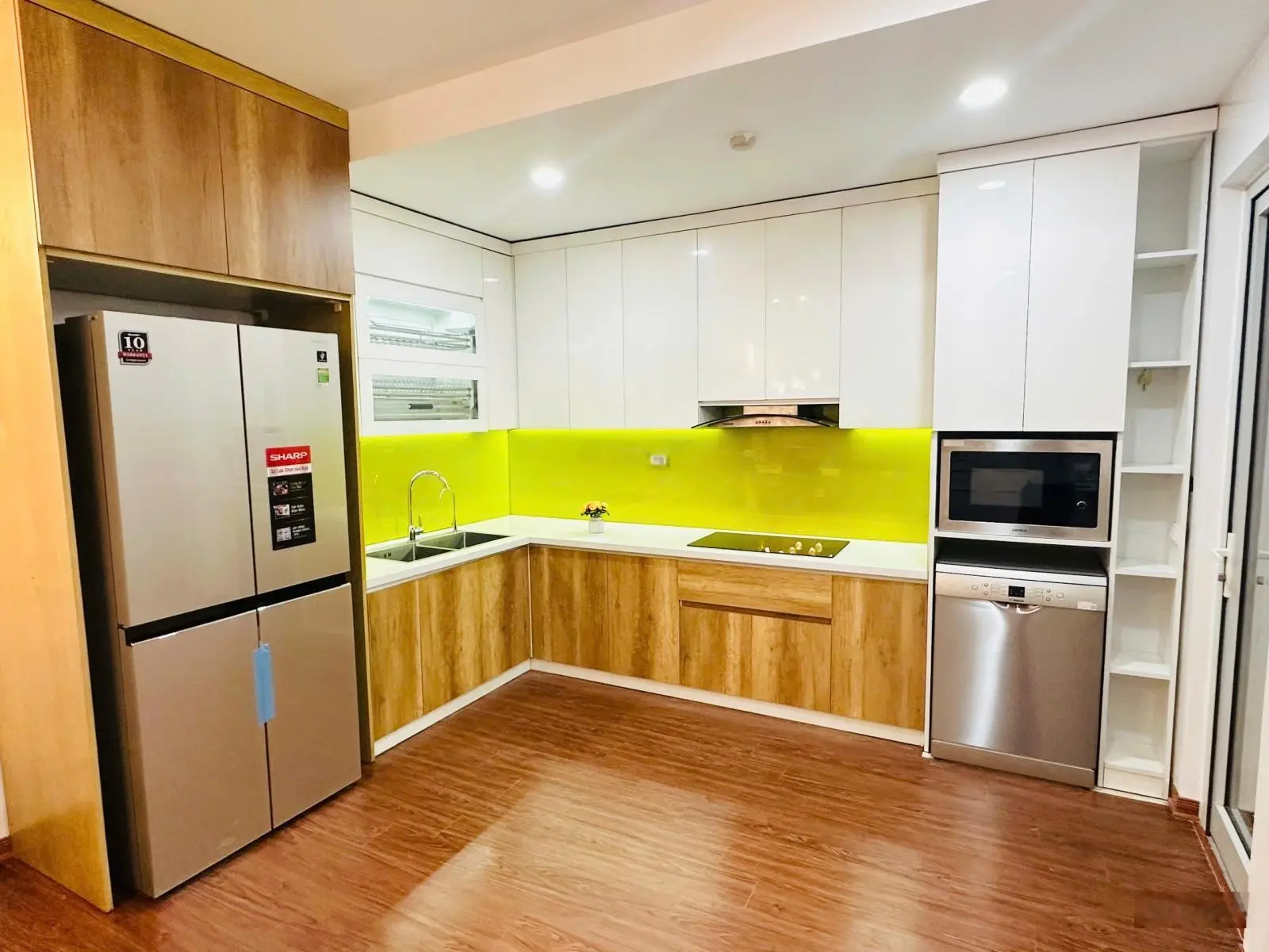 Bán gấp căn hộ 110m2, giá 8,7 tỷ, chung cư Royal City, 2PN 2WC